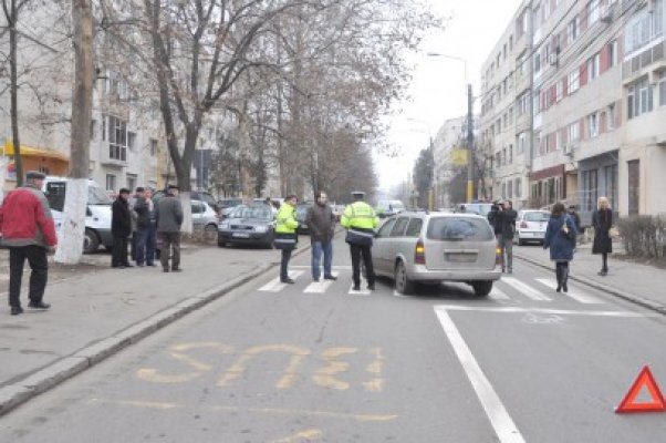 Lovită pe trecerea de pietoni: clamele din păr i-au adâncit rănile